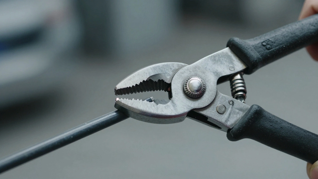 Профессиональный рычажный кабелерез перерезает силовой кабель